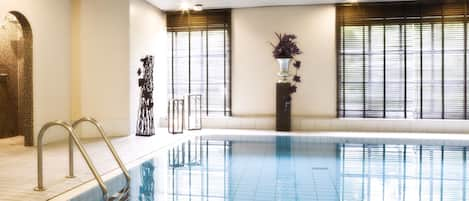 Indoor pool, sun loungers