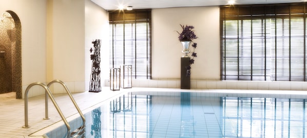 Piscine intérieure, chaises longues