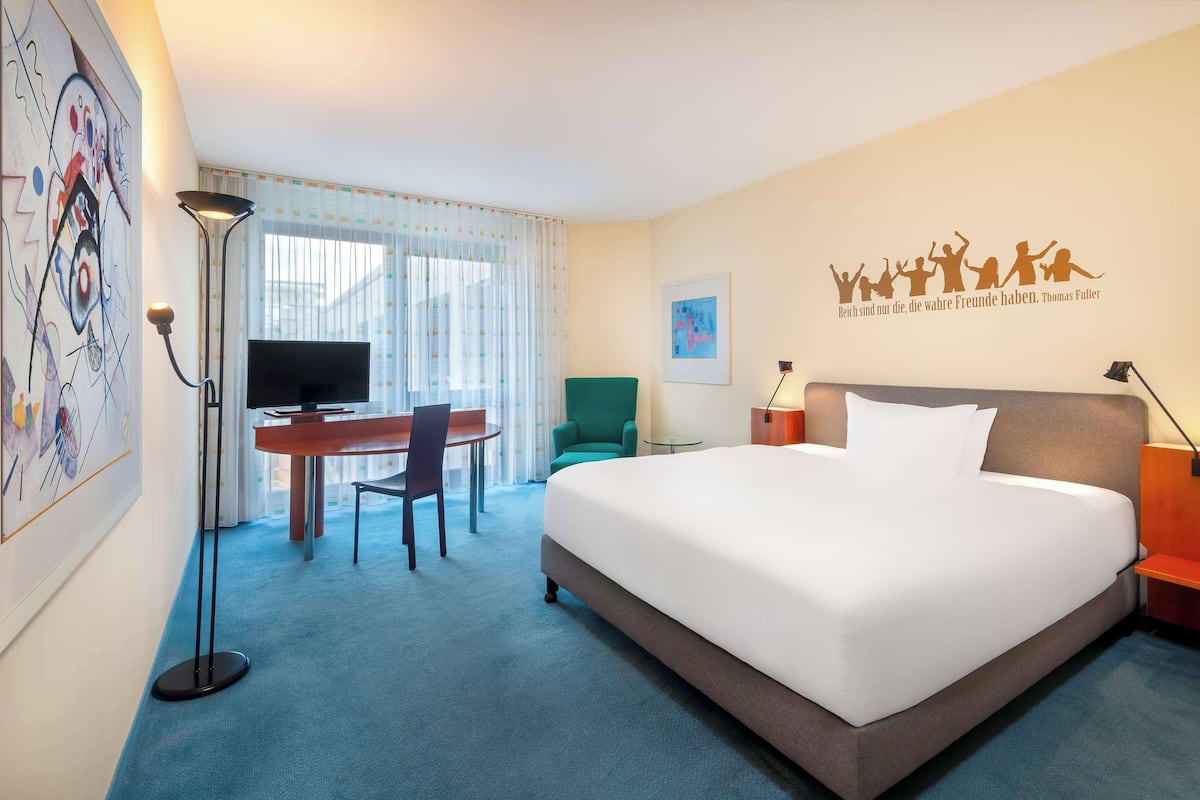 Standard Room | Hypo-allergenic bedding, down comforters, in-room safe, desk
