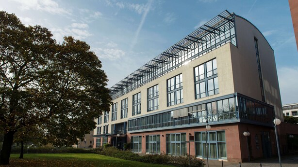 Een modern gebouw met grote ramen en een plat dak.