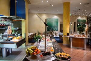 Se ofrece un desayuno bufé todos los días (por un coste adicional)