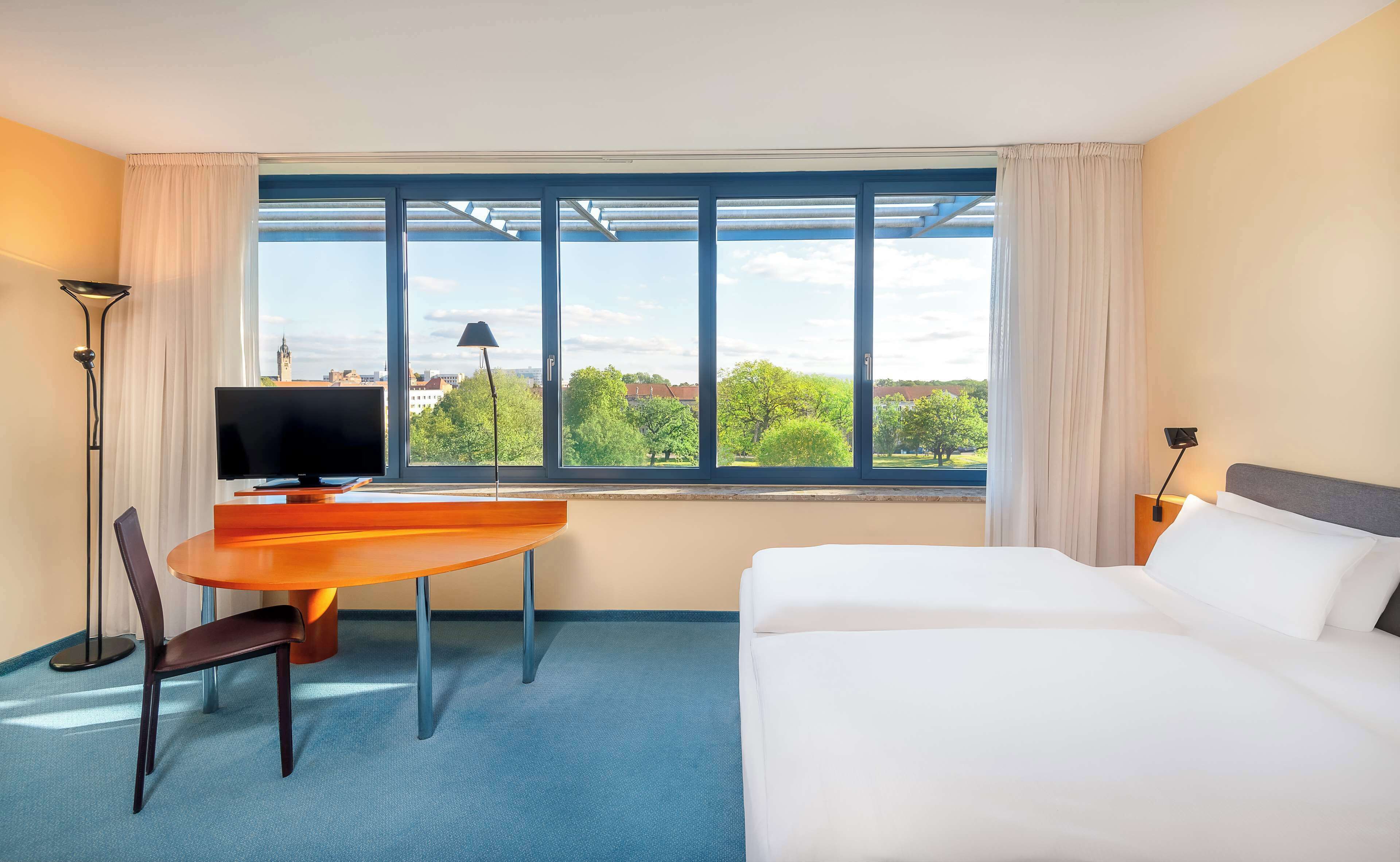 Habitación estándar, vistas al parque | Ropa de cama hipoalergénica, edredones de plumas, caja fuerte