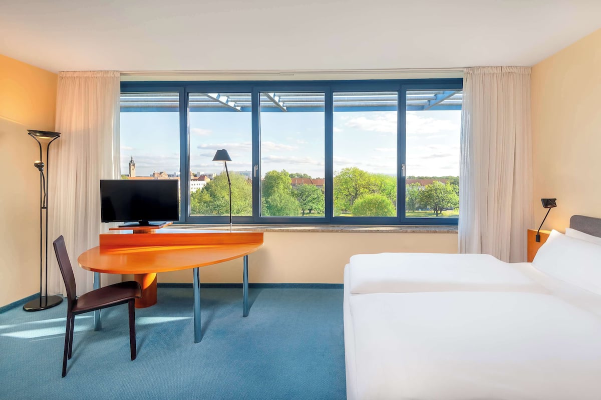 Standard Room, Park View | Hypo-allergenic bedding, down comforters, in-room safe, desk