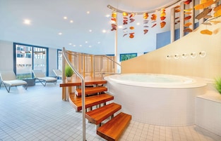 Sauna, hot tub, steam room