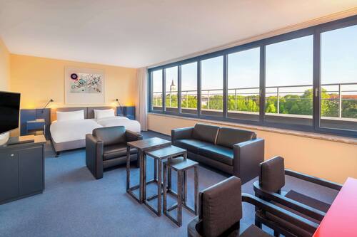 Premium-Suite | Allergikerbettwaren, Daunenbettdecken, Zimmersafe, Schreibtisch