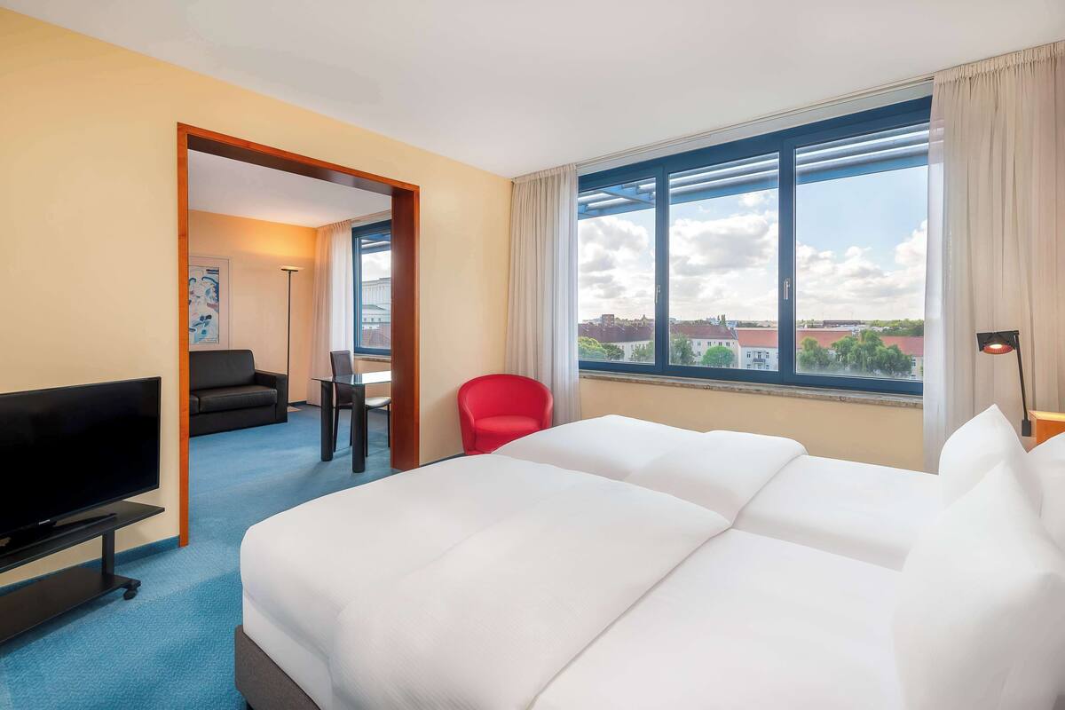 Phòng Suite, 2 phòng ngủ | Bộ đồ giường kháng dị ứng, chăn bông, két bảo mật tại phòng, bàn 