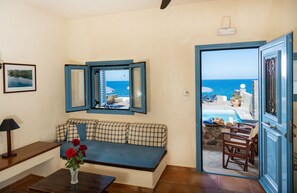 Apartamento superior, mirando al mar | Zona de estar | Una televisión de pantalla plana