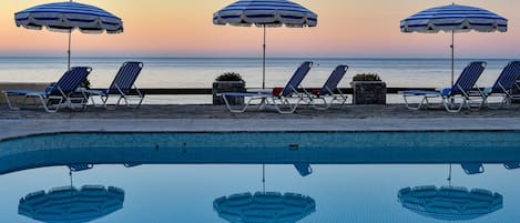 Piscina stagionale all'aperto, ombrelloni da piscina, lettini