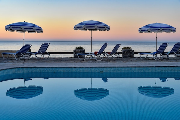 Piscine extérieure en saison, accès possible de 9 h 30 à 18 h, parasols