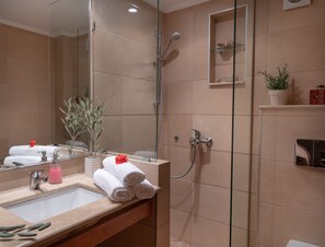 Apartamento superior, mirando al mar | Baño | Ducha, secador de pelo, toallas y champú