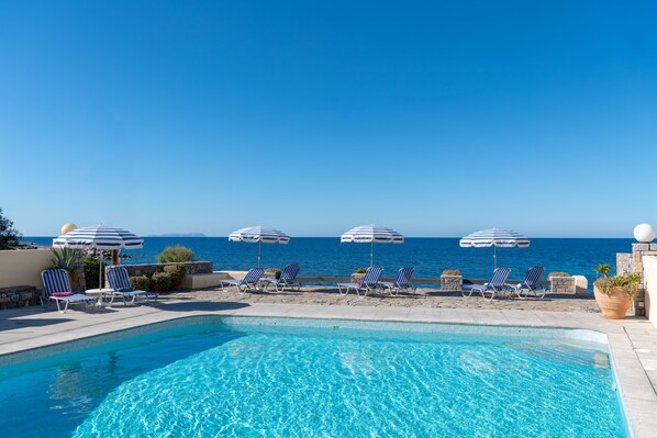 季节性开放的室外游泳池，09:30 至 18:00 开放，池畔遮阳伞，日光浴躺椅