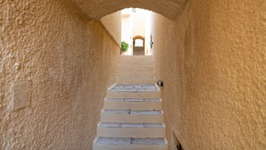 Una estrecha escalera de piedra que conduce a un arco de entrada.