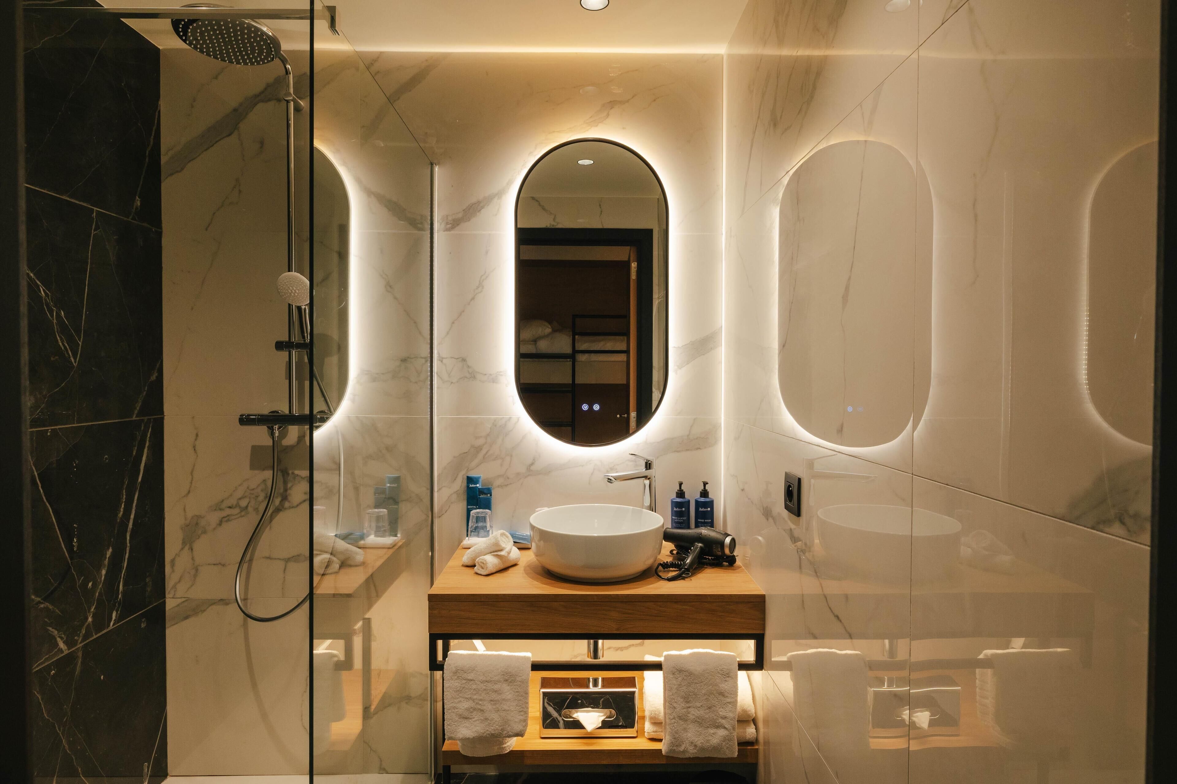Suite, 1 slaapkamer, balkon | Badkamer | Gratis toiletartikelen, een haardroger, handdoeken