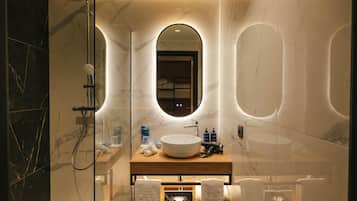 Suite, 1 slaapkamer, balkon | Badkamer | Gratis toiletartikelen, een haardroger, handdoeken
