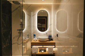 スイート 1 ベッドルーム バルコニー | バスルーム | バスアメニティ (無料)、ヘアドライヤー、タオル
