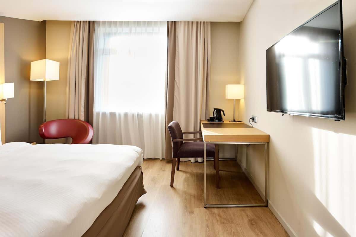 Standard Room | Peti besi dalam bilik, meja, kalis bunyi, katil bayi/kot (percuma) 