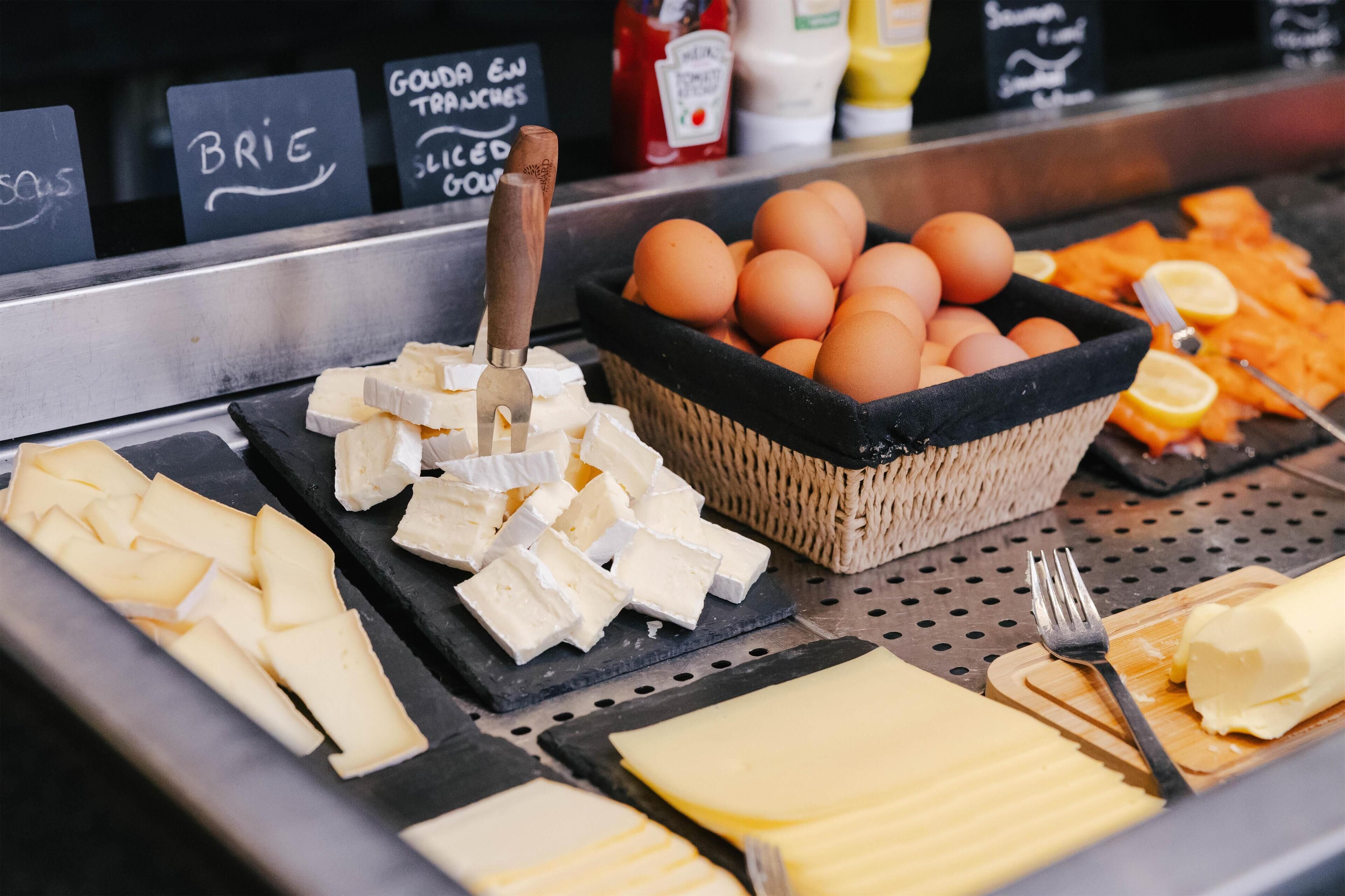 Una presentación de queso y huevo, con diversos tipos de queso y huevos.