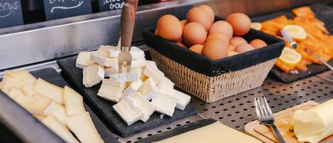 Una presentación de queso y huevo, con diversos tipos de queso y huevos.