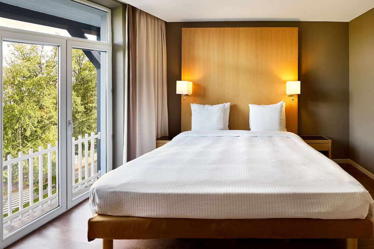 Suite, 1 slaapkamer, balkon | Een kluis op de kamer, een bureau, geluiddichte muren, gratis babybedden