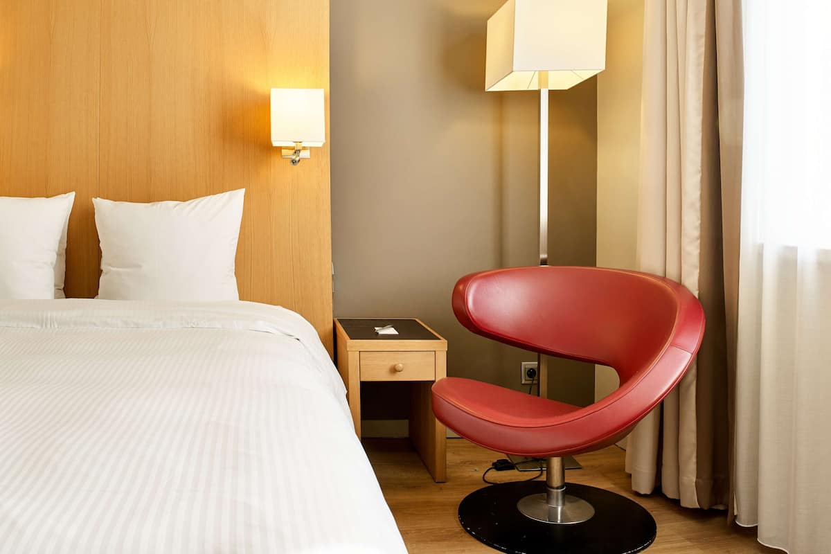 Suite, 1 Bedroom | In-room safe, desk, soundproofing, free cribs/infant beds