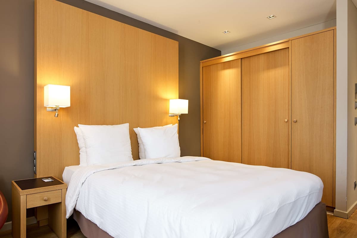 Standaard kamer | Een kluis op de kamer, een bureau, geluiddichte muren, gratis babybedden