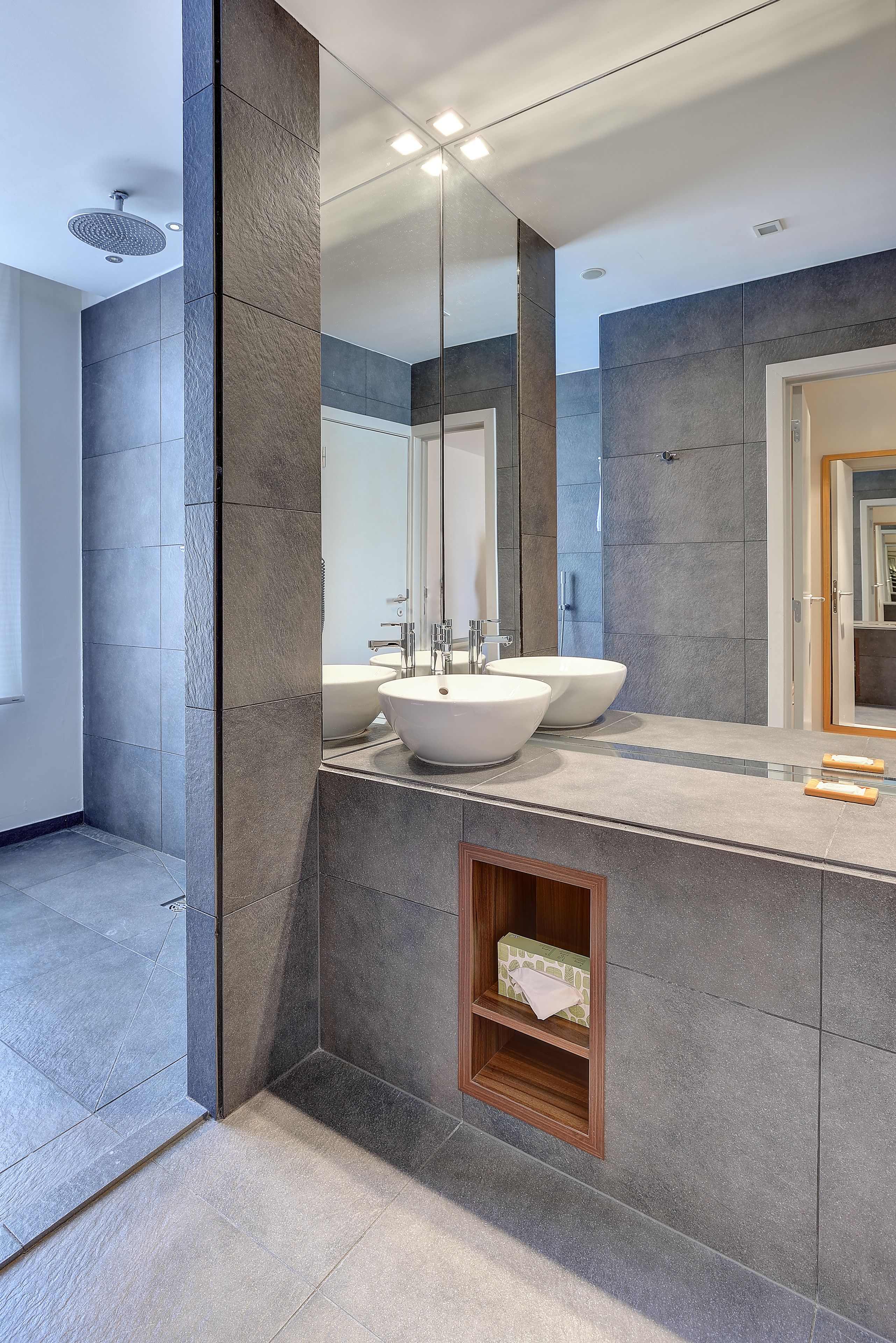 superior room | bathroom | free toiletries, hair dryer, towels