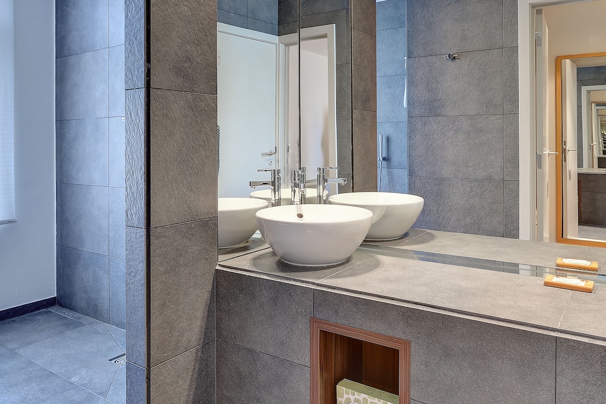 superior room | bathroom | free toiletries, hair dryer, towels