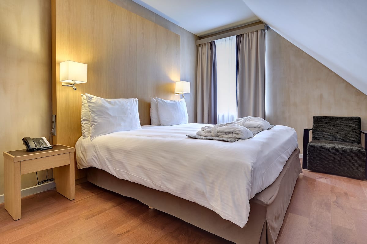 junior suite, balcony | in-room safe, desk, soundproofing, free cots/infant beds