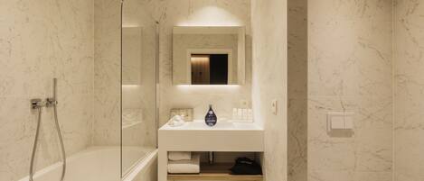 Ein modernes Badezimmer mit freistehender Badewanne, einer Duschkabine und einem Waschtisch mit Spiegel.