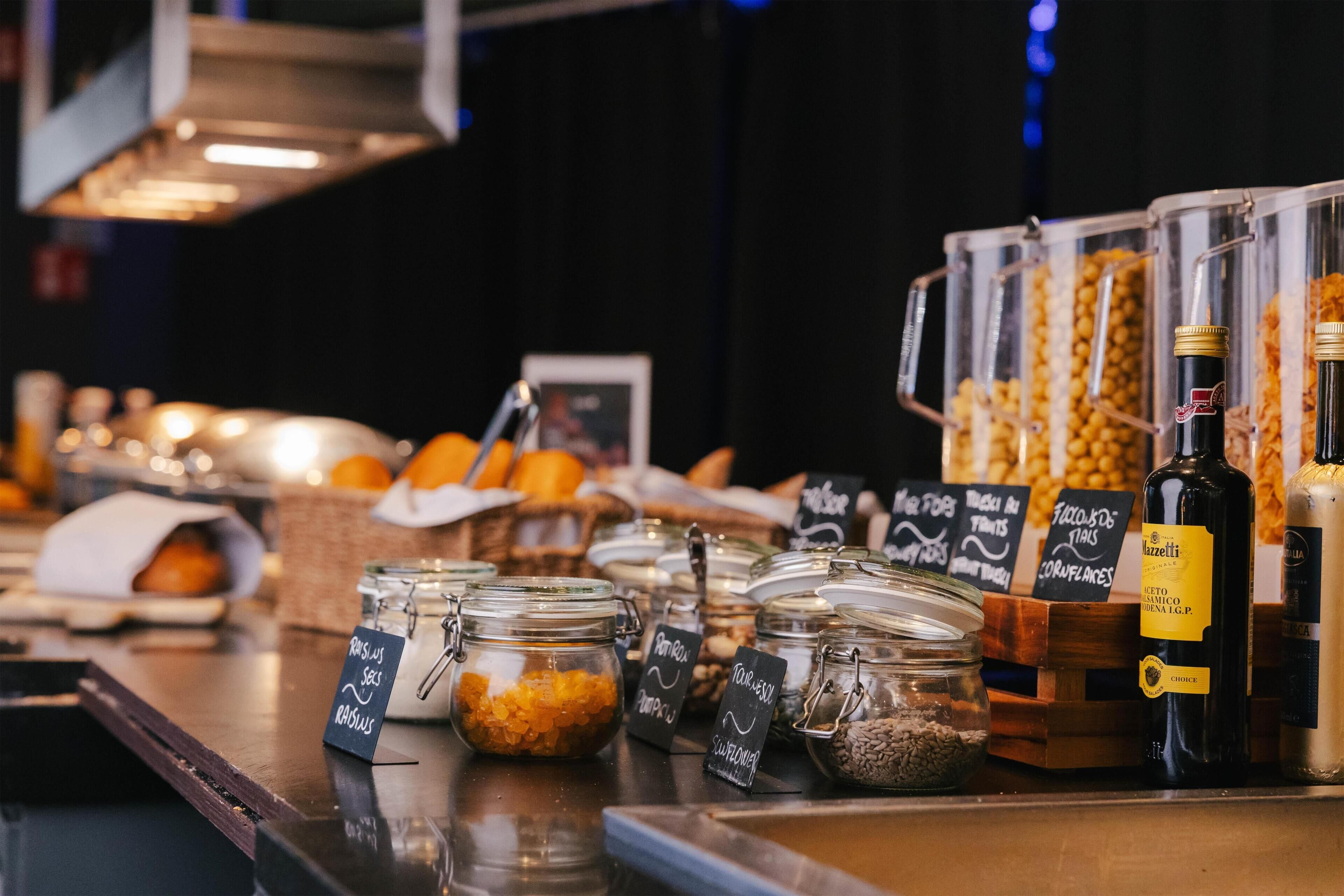 Una barra de desayuno con diversos alimentos y condimentos.