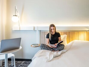 Individuell eingerichtet, Schreibtisch, Verdunkelungsvorhänge