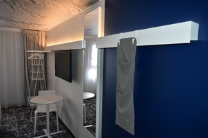 Muebles diferentes, escritorio y cortinas blackout 