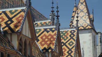 Un edifici amb detalls arquitectònics complexos i elements puntegosos al teulat.
