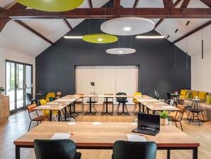 A conference room with a long table, chairs, and a laptop. - ibis Beaune Centre (Beaune)