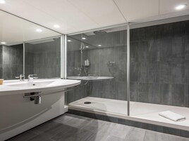 Muebles diferentes, escritorio y cortinas blackout