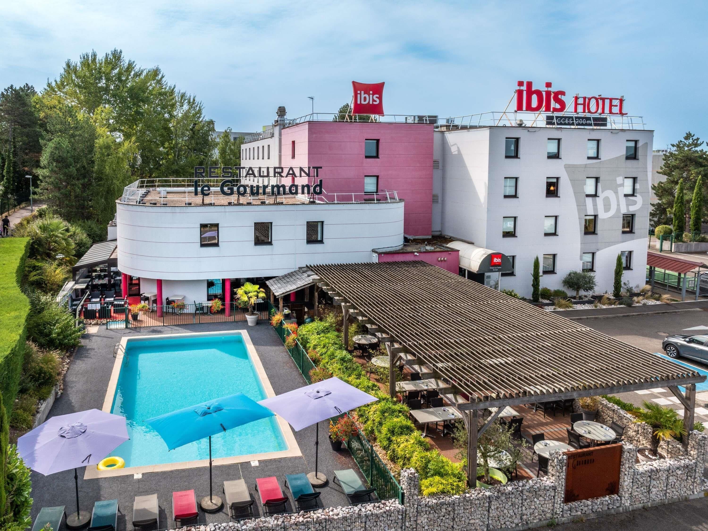 Un hôtel doté d’une piscine extérieure, d’un restaurant et d’un patio couvert.