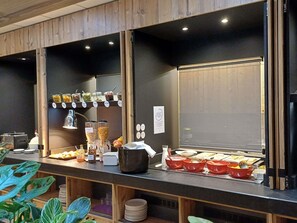 Un espace buffet proposant une variété de plats et d'accompagnements.