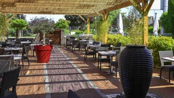 Serveert ontbijt, lunch, diner, regionale gerechten