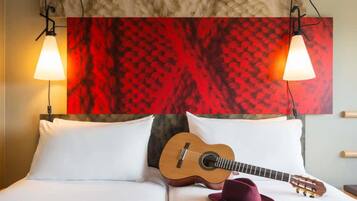 Chambre Standard, 2 lits une place | Coffres-forts dans les chambres, bureau, rideaux occultants