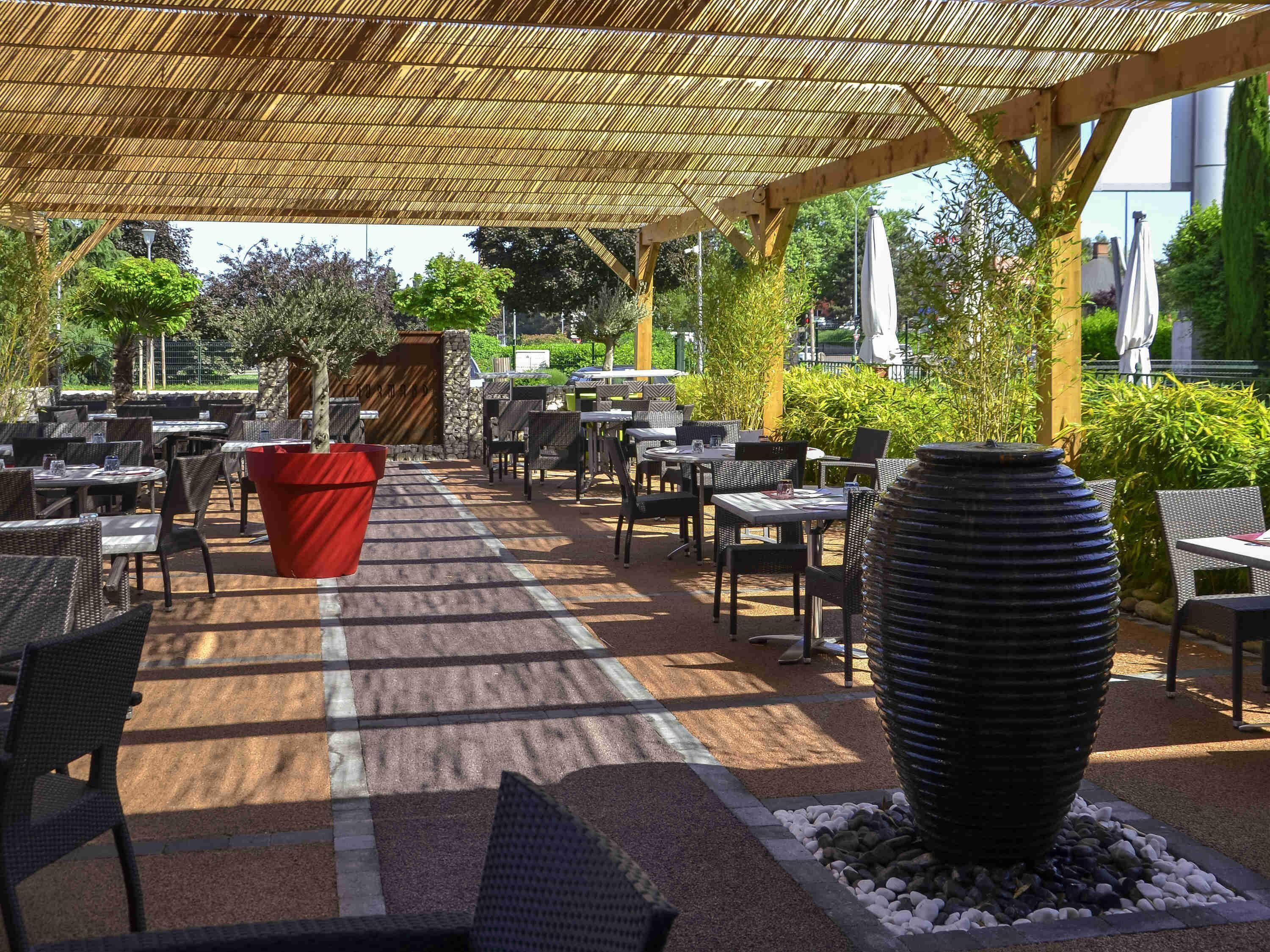 Serveert ontbijt, lunch, diner, regionale gerechten 