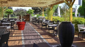 Serveert ontbijt, lunch, diner, regionale gerechten