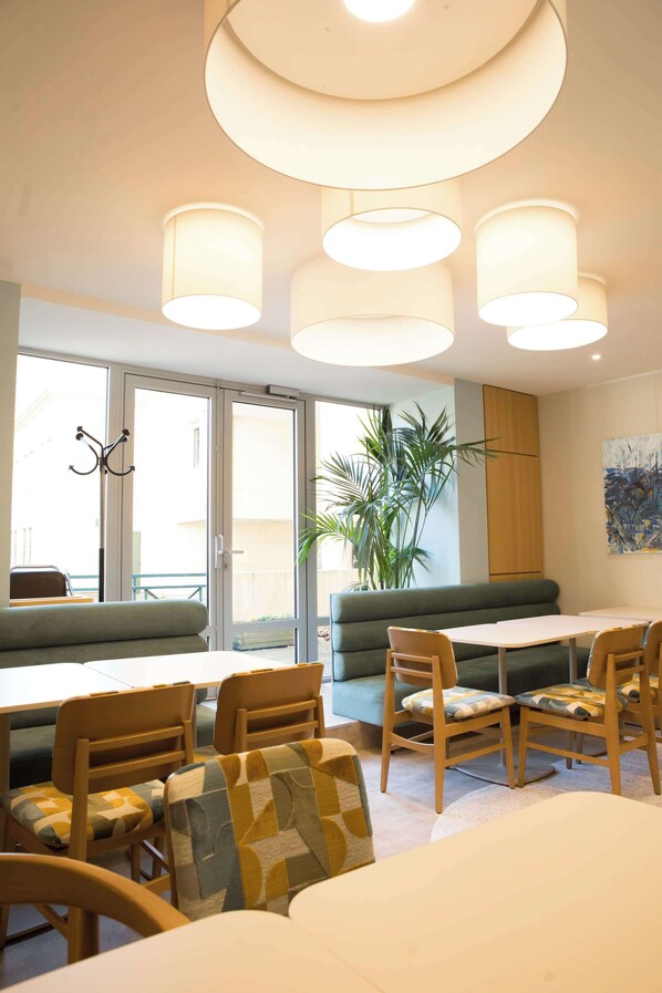Tägliches Frühstücksbuffet (13.90 EUR pro Person)