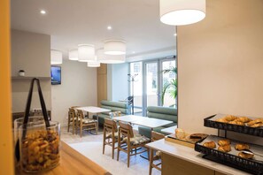 Daily buffet breakfast (EUR 13.90 per person) - Kyriad Villefranche sur Saone Porte du Beaujolais -Rénové- (Villefranche-sur-Saône)