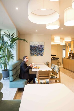 Desayuno buffet todos los días (EUR 13.90 por persona) 