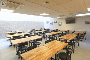 Se ofrece un desayuno bufé (12 EUR por persona)