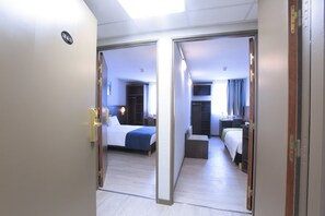 Premium bedding, desk, free WiFi, bed sheets - Brit Hotel Calais (Calais)