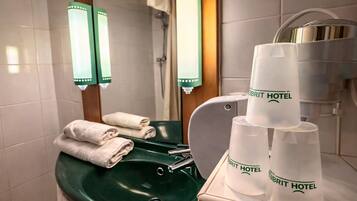Classic Triple Room | Bathroom