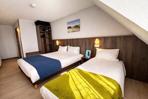 Classic Triple Room | Premium bedding, desk, free WiFi, bed sheets - Brit Hotel Calais (Calais)