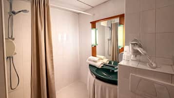 Classic Triple Room | Bathroom