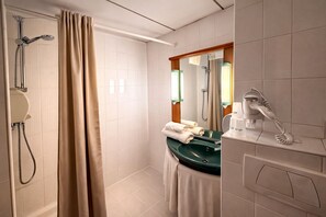 Classic Triple Room | Bathroom | Shower, free toiletries, hair dryer, towels - Brit Hotel Calais (Calais)